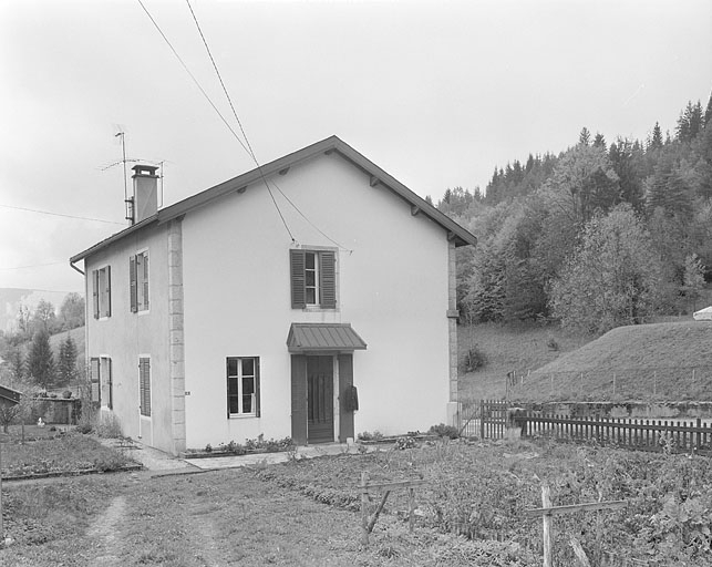 Façade postérieure et face nord-est. © Jérôme Mongreville / Région Bourgogne-Franche-Comté, Inventaire du patrimoine - 1996