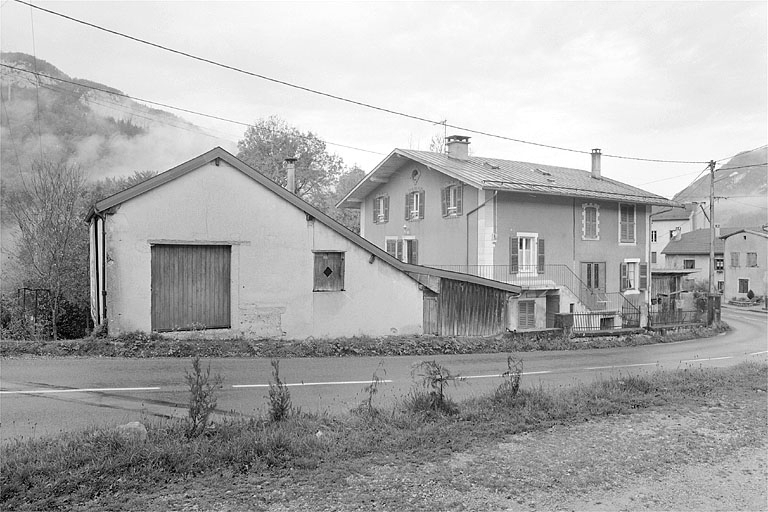 Vue générale du bâtiment et de ses annexes. © Jérôme Mongreville / Région Bourgogne-Franche-Comté, Inventaire du patrimoine - 1996