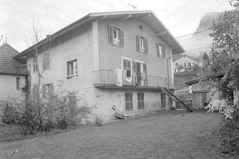 Face sud et façade postérieure du bâtiment principal. © Jérôme Mongreville / Région Bourgogne-Franche-Comté, Inventaire du patrimoine - 1996
