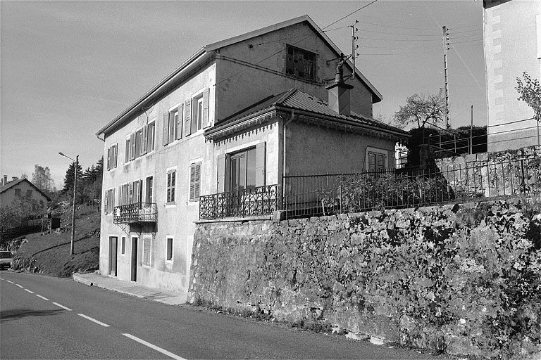 Façade antérieure et face nord-est. © Jérôme Mongreville / Région Bourgogne-Franche-Comté, Inventaire du patrimoine - 1996