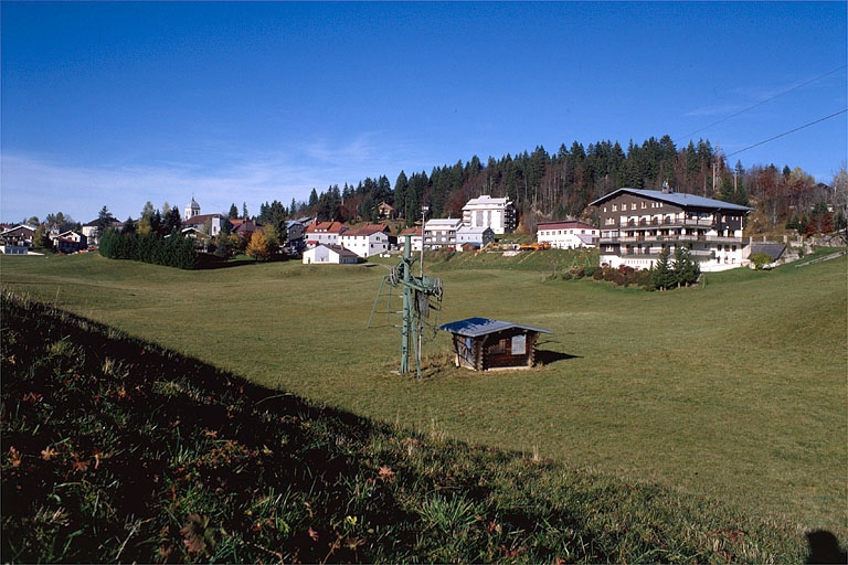 Vue générale du village. © Jérôme Mongreville / Région Bourgogne-Franche-Comté, Inventaire du patrimoine - 1996