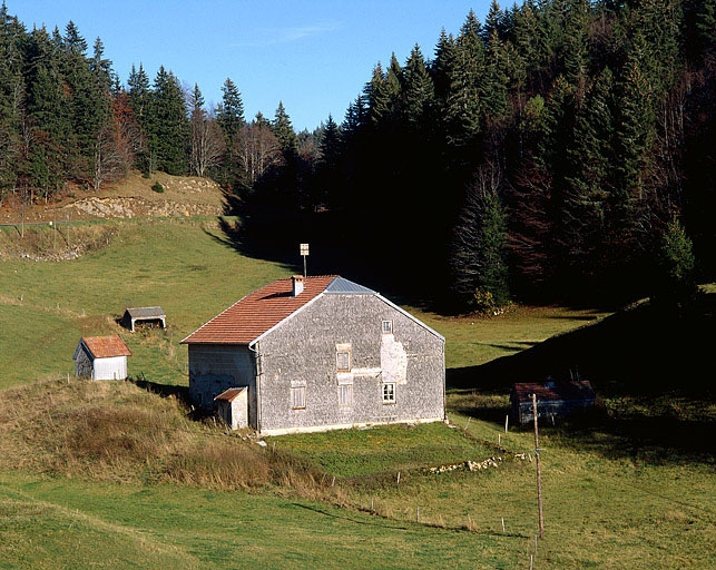 Vue générale depuis le sud-ouest. © Jérôme Mongreville / Région Bourgogne-Franche-Comté, Inventaire du patrimoine - 1996