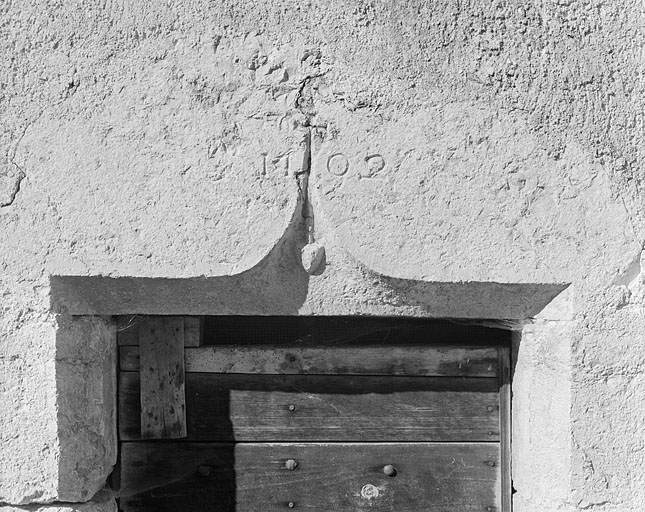Accolade du 16e siècle, remployée au 18e siècle, au hameau du Maréchet. © Jérôme Mongreville / Région Bourgogne-Franche-Comté, Inventaire du patrimoine - 1996