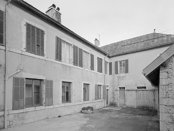 Cour intérieure : logis de la cure. © Jérôme Mongreville / Région Bourgogne-Franche-Comté, Inventaire du patrimoine - 1996