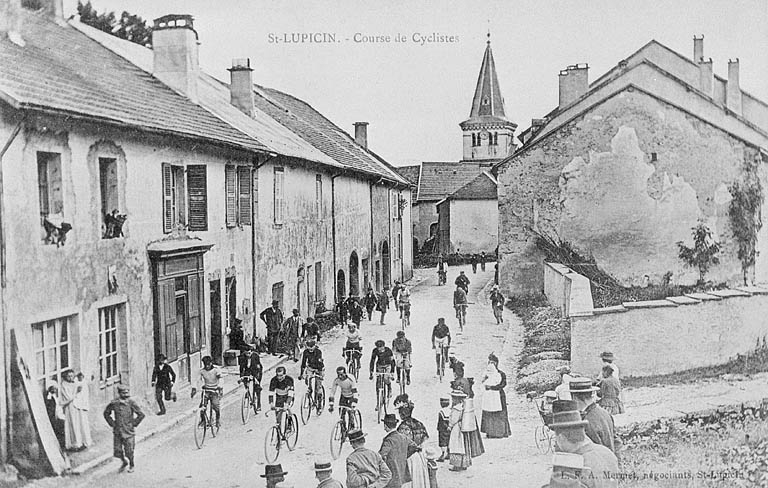 Saint-Lupicin. Course de cyclistes : la rue principale. © Jérôme  Mongreville (reproduction) / Région Bourgogne-Franche-Comté, Inventaire du patrimoine - 1996