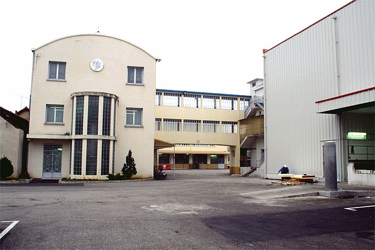 Bureau et passerelle de communication avec l'atelier de fabrication. © Jérôme Mongreville / Région Bourgogne-Franche-Comté, Inventaire du patrimoine - 1996