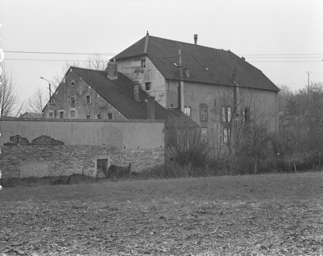 Vue du moulin depuis le sud-ouest. © Jérôme Mongreville / Région Bourgogne-Franche-Comté, Inventaire du patrimoine - 1996