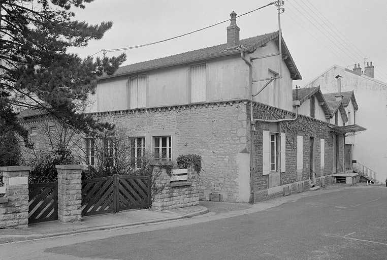Caves d'affinage depuis le sud-est (rue Charles Nodier). © Jérôme Mongreville / Région Bourgogne-Franche-Comté, Inventaire du patrimoine - 1996