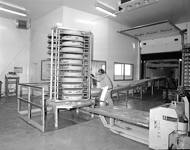 Module de chargement sur le monte-charge. © Yves Sancey / Région Bourgogne-Franche-Comté, Inventaire du patrimoine - 1996 Module de chargement sur le monte-charge. © Yves Sancey / Région Bourgogne-Franche-Comté, Inventaire du patrimoine - 1996