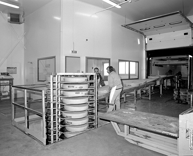 Réception et chargement des meules. © Yves Sancey / Région Bourgogne-Franche-Comté, Inventaire du patrimoine - 1996 Réception et chargement des meules. © Yves Sancey / Région Bourgogne-Franche-Comté, Inventaire du patrimoine - 1996