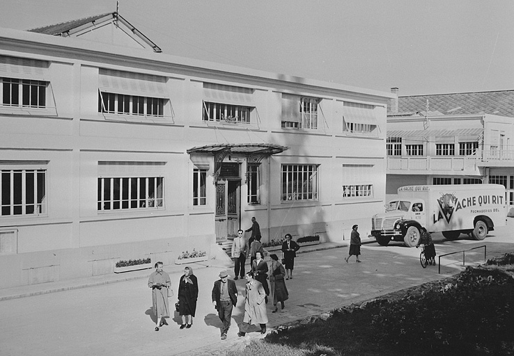 [Sortie d'usine aux Fromageries Bel ?]. © Jérôme  Mongreville (reproduction) / Région Bourgogne-Franche-Comté, Inventaire du patrimoine - 1996