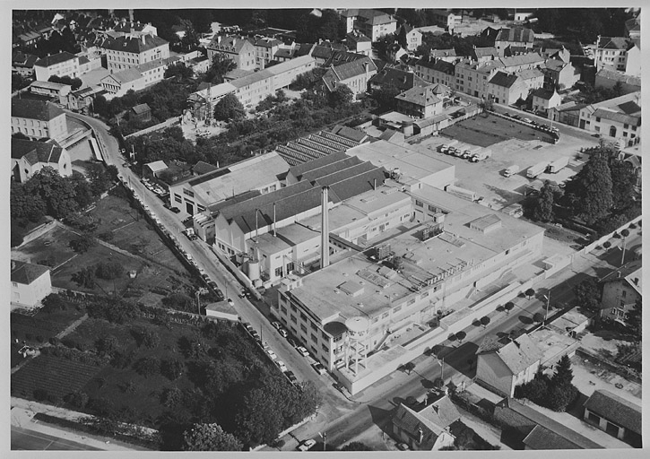 [Vue aérienne depuis l'ouest]. © Jérôme  Mongreville (reproduction) / Région Bourgogne-Franche-Comté, Inventaire du patrimoine - 1996