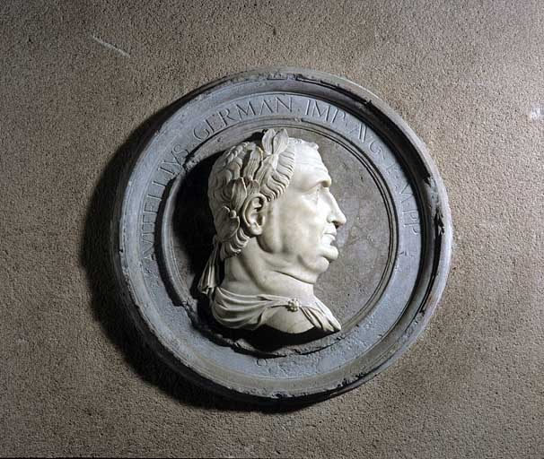 Décor de 6 bas-reliefs, galerie du premier étage : tête de l'empereur Vitellius dans un médaillon. © Jérôme Mongreville / Région Bourgogne-Franche-Comté, Inventaire du patrimoine - 1997 Décor de 6 bas-reliefs, galerie du premier étage : tête de l'empereur Vitellius dans un médaillon. © Jérôme Mongreville / Région Bourgogne-Franche-Comté, Inventaire du patrimoine - 1997