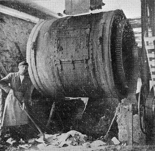 Chargement des vieux papiers et balles de cellulose dans un tambour de macération et malaxage. © Jérôme  Mongreville (reproduction) / Région Bourgogne-Franche-Comté, Inventaire du patrimoine - 1997