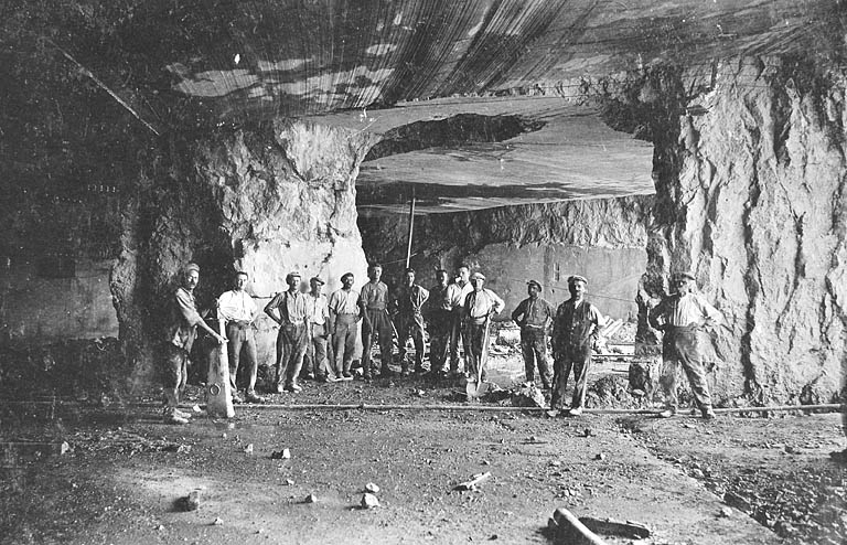 Personnel à l'intérieur de la carrière souterraine. © Yves  Sancey (reproduction) / Région Bourgogne-Franche-Comté, Inventaire du patrimoine - 1997