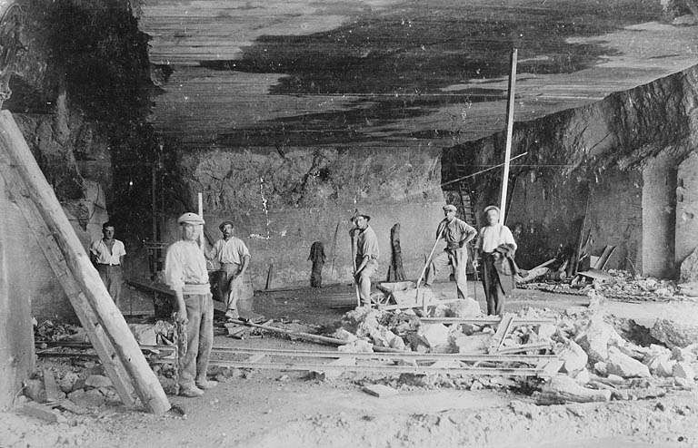 Personnel à l'intérieur de la carrière souterraine. © Yves  Sancey (reproduction) / Région Bourgogne-Franche-Comté, Inventaire du patrimoine - 1997