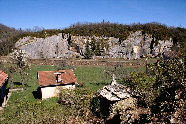 Vue d'ensemble du site depuis l'ouest. © Yves Sancey / Région Bourgogne-Franche-Comté, Inventaire du patrimoine - 1997