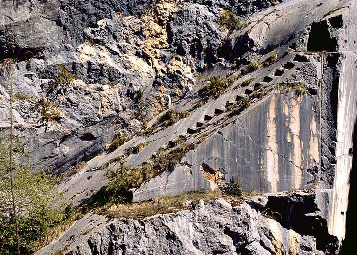 Carrière, partie nord : escalier taillé dans la paroi. © Yves Sancey / Région Bourgogne-Franche-Comté, Inventaire du patrimoine - 1997