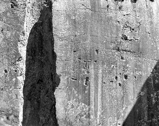 Carrière, partie nord : croix gravées dans la paroi. © Yves Sancey / Région Bourgogne-Franche-Comté, Inventaire du patrimoine - 1997