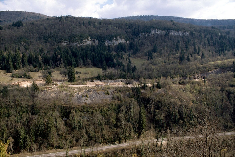 Vue d'ensemble du site depuis le nord-ouest. © Yves Sancey / Région Bourgogne-Franche-Comté, Inventaire du patrimoine - 1997