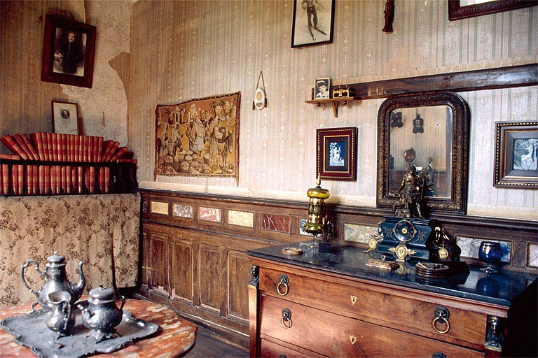 Bureau : échantillons de marbre intégrés dans le lambris d'appui. © Yves Sancey / Région Bourgogne-Franche-Comté, Inventaire du patrimoine - 1997