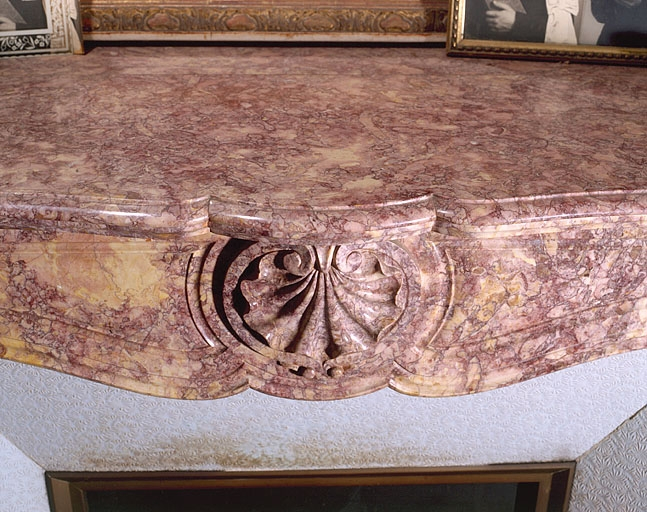 Cheminée de la chambre à coucher ouest : arc chantourné orné et tablette. © Yves Sancey / Région Bourgogne-Franche-Comté, Inventaire du patrimoine - 1997