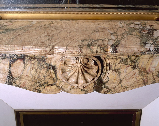 Cheminée de la chambre à coucher sud : arc chantourné orné et tablette. © Yves Sancey / Région Bourgogne-Franche-Comté, Inventaire du patrimoine - 1997