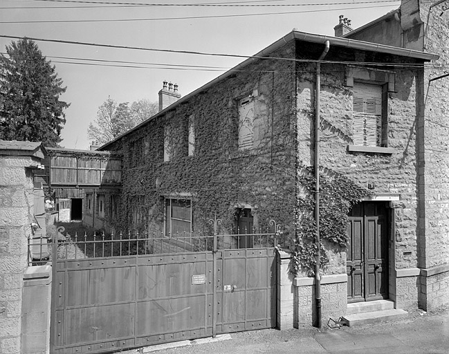 Elévation ouest depuis la rue. © Jérôme Mongreville / Région Bourgogne-Franche-Comté, Inventaire du patrimoine - 1997
