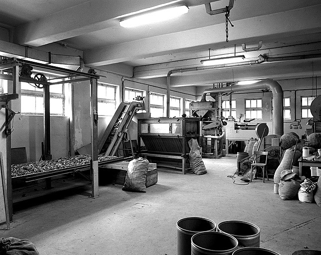 Intérieur de l'atelier de la Sécherie de graines de résineux. © Jérôme Mongreville / Région Bourgogne-Franche-Comté, Inventaire du patrimoine - 1997