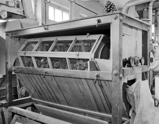 Détail du tambour chargé de cônes. © Jérôme Mongreville / Région Bourgogne-Franche-Comté, Inventaire du patrimoine - 1997