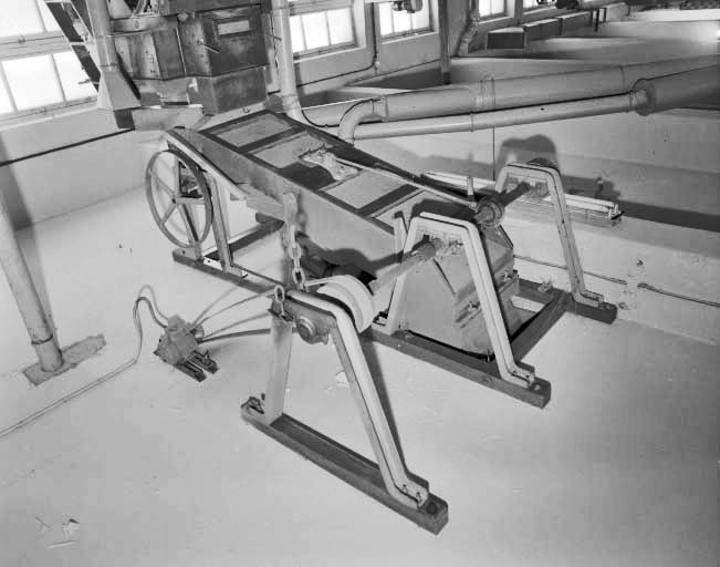 Trémie d'alimentation et distributeur vibrant. © Jérôme Mongreville / Région Bourgogne-Franche-Comté, Inventaire du patrimoine - 1997