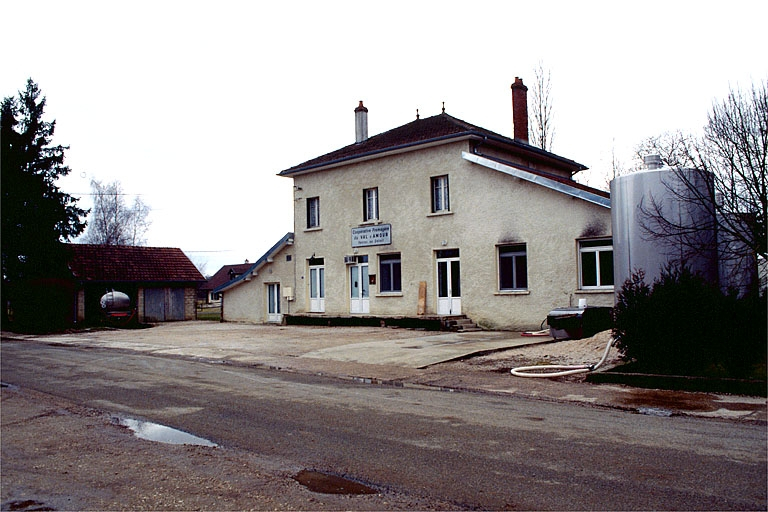 Façade antérieure de trois quarts droit. © Yves Sancey / Région Bourgogne-Franche-Comté, Inventaire du patrimoine - 1997