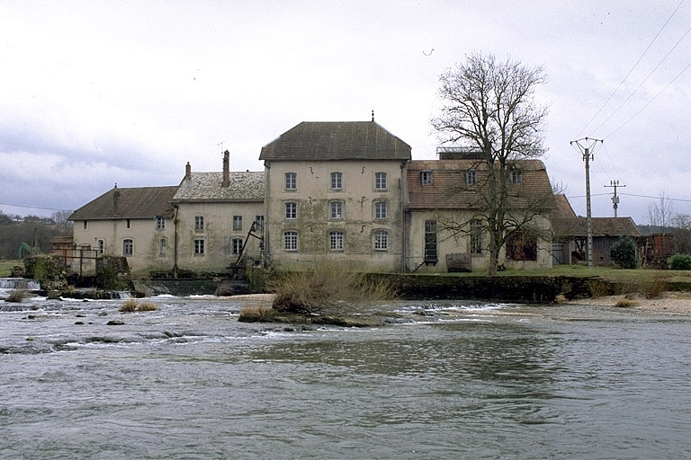 Vue d'ensemble depuis le nord-ouest. © Yves Sancey / Région Bourgogne-Franche-Comté, Inventaire du patrimoine - 1997