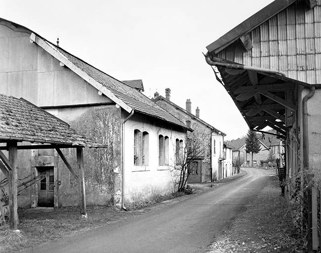 Vue en enfilade depuis la route.De gauche à droite : atelier de fabrication, bureau, logements et parties agricoles. © Yves Sancey / Région Bourgogne-Franche-Comté, Inventaire du patrimoine - 1997