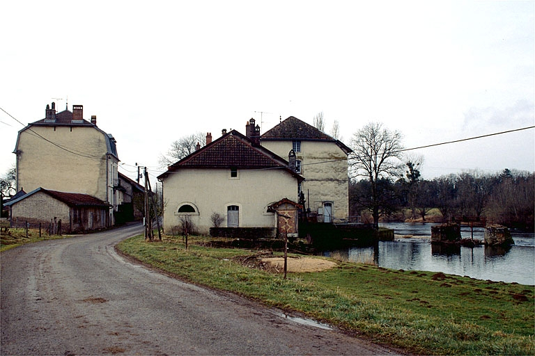 Vue d'ensemble depuis la route départementale. © Yves Sancey / Région Bourgogne-Franche-Comté, Inventaire du patrimoine - 1997