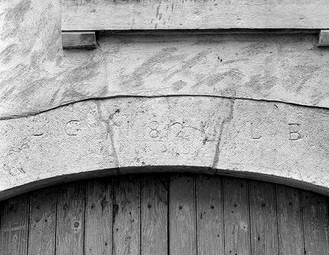 Façade antérieure du logement patronal : détail d'un arc. © Yves Sancey / Région Bourgogne-Franche-Comté, Inventaire du patrimoine - 1997