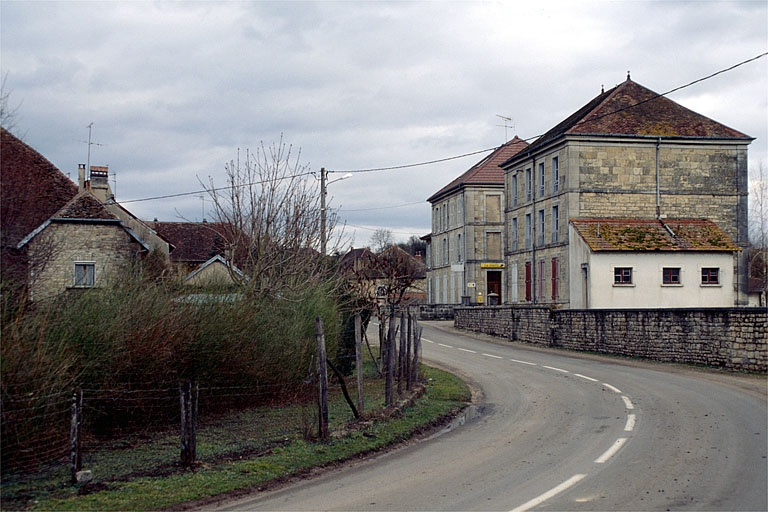 Bureaux et logements depuis la route. © Yves Sancey / Région Bourgogne-Franche-Comté, Inventaire du patrimoine - 1997
