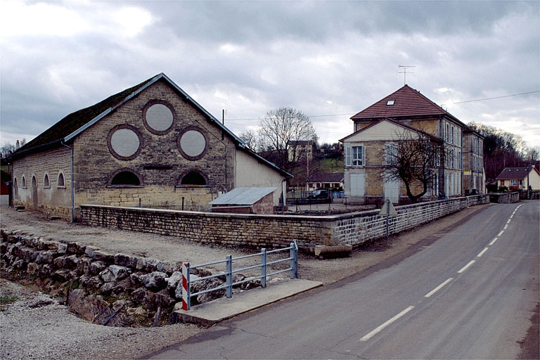 Vue d'ensemble depuis le nord. © Yves Sancey / Région Bourgogne-Franche-Comté, Inventaire du patrimoine - 1997 Vue d'ensemble depuis le nord. © Yves Sancey / Région Bourgogne-Franche-Comté, Inventaire du patrimoine - 1997