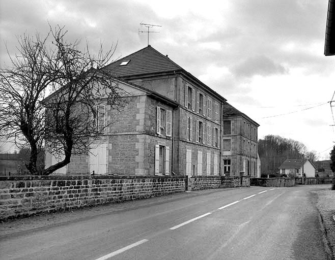 Logements et bureaux vus de trois quarts droit. © Yves Sancey / Région Bourgogne-Franche-Comté, Inventaire du patrimoine - 1997