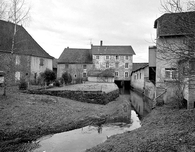 Vue d'ensemble.Façade postérieure. © Yves Sancey / Région Bourgogne-Franche-Comté, Inventaire du patrimoine - 1997
