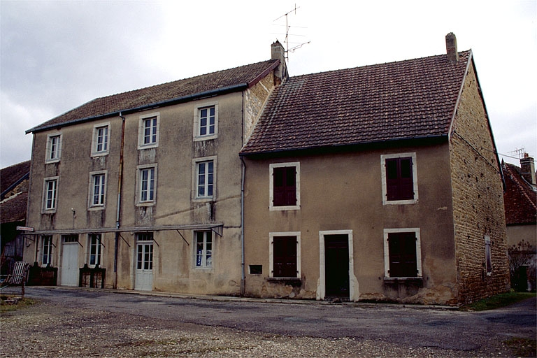Façade antérieure de trois quarts droit. © Yves Sancey / Région Bourgogne-Franche-Comté, Inventaire du patrimoine - 1997