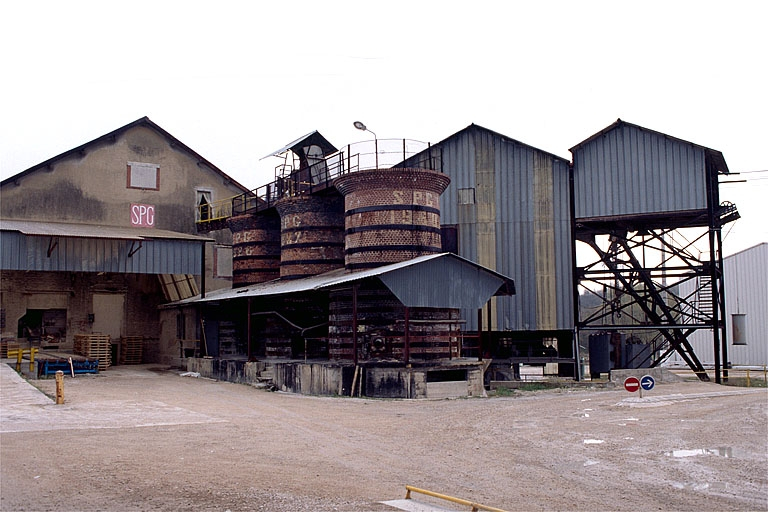 De gauche à droite : bâtiment des fours, anciens fours à surcuit, broyeur et poste de chargement. © Yves Sancey / Région Bourgogne-Franche-Comté, Inventaire du patrimoine - 1997