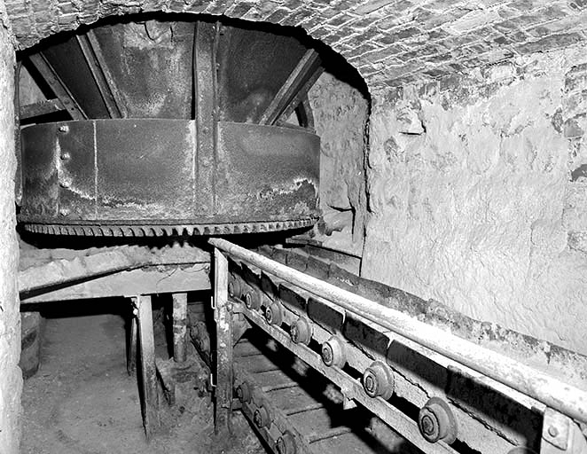 Partie inférieure d'un four à surcuit.Extracteur et convoyeur horizontal. © Yves Sancey / Région Bourgogne-Franche-Comté, Inventaire du patrimoine - 1997