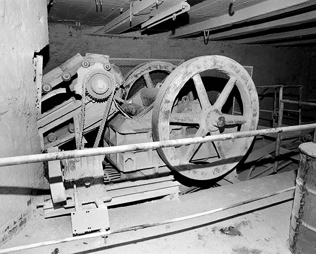Concasseur à mâchoires : vue latérale. © Yves Sancey / Région Bourgogne-Franche-Comté, Inventaire du patrimoine - 1997