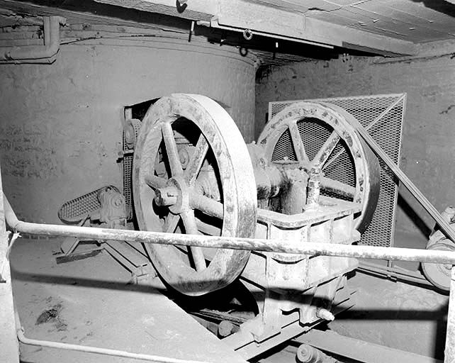Concasseur à mâchoires : vue de trois quarts. © Yves Sancey / Région Bourgogne-Franche-Comté, Inventaire du patrimoine - 1997