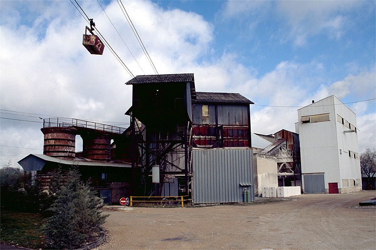 Poste de chargement : réception des bennes de gypse du transporteur par câbles. © Yves Sancey / Région Bourgogne-Franche-Comté, Inventaire du patrimoine - 1997