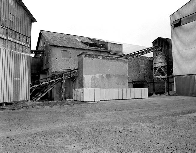 Bâtiment des fours. Au premier plan : convoyeur à gypse surcuit. © Yves Sancey / Région Bourgogne-Franche-Comté, Inventaire du patrimoine - 1997