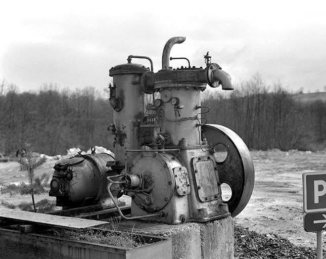 Compresseur (1934, Cie Fives-Lille). Aujourd'hui déposé dans une cour, il aurait été utilisé par la carrière Clément pour l'extraction du gypse. © Yves Sancey / Région Bourgogne-Franche-Comté, Inventaire du patrimoine - 1997
