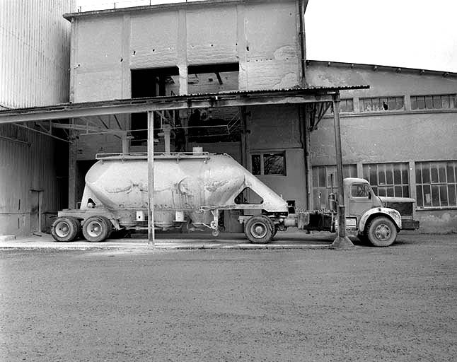 Bâtiment d'un ancien four dit du « plateau 5 », converti en bureaux et silos à plâtre.Transport du plâtre vers l'atelier des carreaux par camion. © Yves Sancey / Région Bourgogne-Franche-Comté, Inventaire du patrimoine - 1997