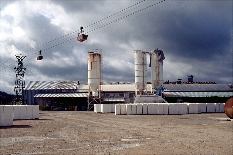 Passage du transporteur par câbles à l'est de l'atelier des carreaux. © Yves Sancey / Région Bourgogne-Franche-Comté, Inventaire du patrimoine - 1997